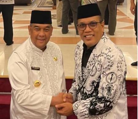 Direktur Pascasarjana Universitas Lancang Kuning, Adolf (kanan) saat bersama Gubernur Riau Edy Natar Nasution (foto/int)